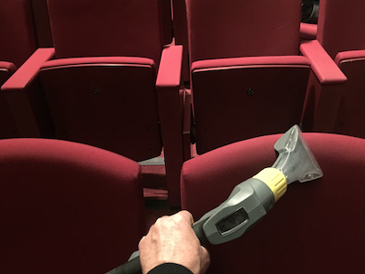 rentar i ignifugar butaques de teatres i auditoris, a lloc, sense desmuntar
